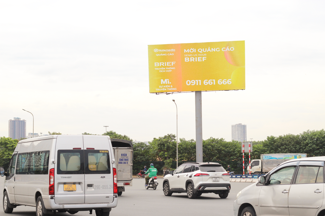 Hình ảnh một billboard quảng cáo của Note Group